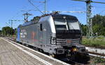 Hamburger Rail Service GmbH & Co. KG, Ahrensburg [D] mit der geleasten Railpool Vectron '7193 200' [NVR-Nummer: 91 80 7193 200-1 D-Rpool] am 30.06.25 Durchfahrt Bahnhof Königs Wusterhausen.