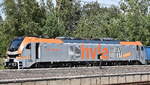 Havelländische Eisenbahn AG, Berlin-Spandau [D] mit ihrer Eurodual Lok '159 011' [NVR-Nummer: 90 80 2159 011-6 D-HVLE] und einem Ganzzug polnischer Drehgestell-Hochbordwagen (PKP Cargo) beim Kurzhalt zum Personalwechsel im Bahnhof Schönefel ...
