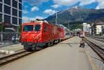 Ein Fotograf und die MGB (Matterhorn Gotthard Bahn)....:-)
Hier am 28.05.2012 in Brig am Bahnhofsvorplatz.
Links steht die MGB HGe 4/4 II - 3   Dom  (ex BVZ 3   Dom ) mit dem Glacier Express. Die HGe 4/4 II ist eine schmalspurige gemischte Zahnrad- und Adh�sions-Lokomotive.
Rechts im Fokus des Fotografen ist der MGB Niederflur-Panoramatriebzug  Stadler - KOMET ABDeh 4/10 2012. Ein Schmalspur-Triebzug mit gemischten Zahnrad- und Adh�sionsantrieb. Die H�chstgeschwindigkeit des KOMET betr�gt 80 km/h (Adh�sion) bzw. 40 km/h (Zahnrad).