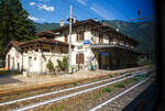 Der sch�ne Bahnhof Varzo/Stazione di Varzo an der Simplon S�drampe (Iselle - Domodossola) am 11 Juli 2022, aus einem Zug heraus aufgenommen.