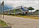 Der FS Trenitalia Aln 501/502 056 MD  Minuetto  beim Halt in Pont S.Martin.