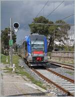 Der FS Trenitalia FSE ATR 220 012 auf der Fahrt von Putignano nach Martina Franca als Regionale 92131 erreicht Alberobello auf Gleis 1.

20. April 2023 