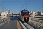 Ein FS Trenitala ETR 103/104  POP* verlässt als  Regionale  Trani in Richtung Barletta und weckt nach trüben, nebligen Tagen Sehnsüchte nach einer Reise nach Italien, mit Espresso,