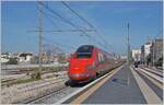 Der FS Trenitalia ETR 600 002 in neuer Frecciarossa Lackierung und ein weiterer ETR 600 sind als FR 8306 von Bari (ab 8:46) nach Roma Termini an (12:55) unterwegs und fahren mit recht hoher Geschwindigkeit durch den Bahnhof von Trani; so schnell, dass ich erst glaubte, einen ETR 400 aufgenommen zu haben und mich dann über die Formveränderte Lackierung wunderte. Erst nach genaueren Recherchen entdeckte ich, das zumindest am Samstag diese Leistung von ETR 600 absolviert wird (sonst sind meist ETR 485 im Einsatz) 

22. April 2023
