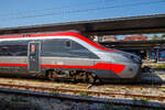 Detailbild von dem Trenitalia Frecciargento ETR 700 – 4806 (93 83 4700 806-3 I-TI) steht am 24.07.2022 im Bahnhof Venedig Santa Lucia (italienisch Stazione di Venezia Santa Lucia).