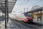 Im Gegenlicht erreicht der FS Trenitalia ETR 700 011 (ex Fyra) als Frecciarossa 8802 den Bahnhof von Parma.