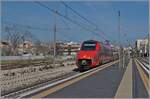 Der FS Trenitalia ETR 700 011 (ex Fyra) ist als Frecciarossa 8816 von Lecce nach Venezia S.L. unterwegs und fährt mit hoher Geschwindigkeit durch den Bahnhof von Trani. 

22. April 2023