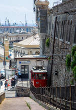 Unweit und oberhalb des Bahnhof Genova Piazza Principe gibt es eine kleine Zahnradbahn die Ferrovia Principe Granarolo. Hier ist der Triebwagen 1 (heute der einzige) der Ferrovia Principe Granarolo am 23 Juli 2022 an der Talstation Principe.

Im Hintergrund der Hafen von Genua.

