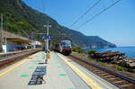 Trenitalia E.401.006 (91 83 2401 006-x I-TI), ex FS E.402.006 (E.402A) rauscht am 21.07.2022 mit einem Intercity (IC) durch den Cinque Terre Bahnhof Corniglia in Richtung Levanto bzw.