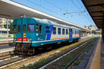 Der Dieseltriebwagen ALn 668 3032 (95 83 4668 332-8 I-Ti) der Trenitalia (100-prozentige Tochtergesellschaft der FS) steht am 19 Juli 2022, als Regionalzug als R 12946 nach Augusta, im Bahnhof Syrakus