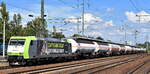 ITL - Eisenbahngesellschaft mbH, Dresden [D] mit ihrer '185 548-6' [NVR-Nummer: 91 80 6185 548-5 D-ITL] und einem Ganzzug Druckgaskesselwagen (für Propen) beim Kurzhalt zum Personalwechsel im Bahnhof Schönefeld b. Berlin 01.09.25