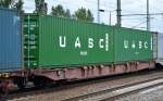 Auch sehr häufig zu sichten die grünen Container der arabischen Reederei United Arap Shipping Company (UASC) am 26.06.14 Bhf. Flughaen Berlin-Schönefeld.