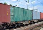 Ein ganzer Containerzug verschieden farbiger Container ohne Firmenkennung am 14.08.14 Bhf. Flughafen Berlin-Schönefeld.