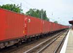 Im Gegensatz zu den sonst eher kunterbunten Containerzügen sind einheitliche Containerzüge eher die Ausnahme, dieser hier bestand nur aus roten CAI Containern der gleichen farbe und Größe am 17.07.15 Berlin Hirschgarten.