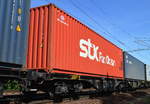 container/585138/faellt-mir-das-erst-mal-auf Fällt mir das erst Mal auf, ein roter 40’ Standard Container der südkoreanischen Reeederei STX Pan Ocean am 17.05.17 Berlin-Wuhlheide.