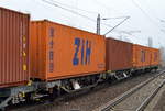 Hier einer der chinesischen ZIH Container auf einem der eigentümlichen slowakischen Containertragwagen mit der Nr. 21 RIV 56 SK-ZSSKC 4425 000-7 Lgs am 01.12.17 Berlin-Hohenschönhausen.