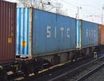 Zwei hellblaue 40ér Container der asiatischen SITC International Holdings Co., Ltd am 08.02.18 Berlin-Hirschgarten.