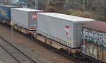 Gelenk-Taschenwagen vom Einsteller Ahaus Alstätter Eisenbahn Cargo AG mit der Nr. 31 RIV 80 D-AAEC 4993 269-8 Sdggmrs 31 beladen mit zwei Trailer Rental - PNO aus Schweden am 20.01.18 Berlibn-Springpfuhl.