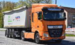 Ländliche Handels- und Transportgenossenschaft Lützen eG mit einem Sattelkipper mit DAF XF 530 Zugmaschine am 29.04.26 Höhe Brandenburg Hbf.