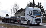 Transporte Richter s.r.o. aus Tschechien mit einem Sattelzug mit DAF XG 480 Zugmaschine am 24.02.26 Bahnübergang Rodleben.
