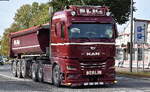 BLH Sand & Kies GmbH (Berlin) mit einem gewaltigen MAN TGX Sattelkipper am 14.10.26 Brandenburg (Stadt).