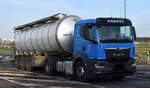 Kraatz Milchtransporte GmbH mit einem Tank-Sattelzug mit MAN TGX Zugmaschine am 18.12.25 Bahnübergang Bahnhof Rodleben.