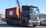 Absetzkipper und Containerabsetzfahrzeuge/875610/veolia-umweltservice-ost-gmbh-mit-einem Veolia Umweltservice Ost GmbH mit einem MB ACTROS F 2546 Abrollkipper am 03.03.25 Berlin Marzahn.