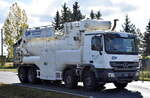 DSE Saugentsorgung Nebra GmbH mit einem MB ACTROS 4141 Abwasser- und Spülfahrzeug am 13.10.25 Höhe Bahnübergang Rodleben.