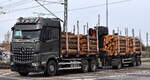 MB AROCS Holzstammtransporter (Selbstlader) + Hänger aus Sachsen am 24.03.26 Bahnübergang Rodleben.