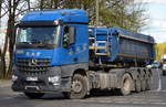MB AROCS 1843 Sattelkipper der Fa. L & T  Transport und baustoffhandel GmbH am 06.04.17 Berlin-Pankow.