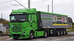 Transportunternehmen & Baustoffe Carsten John GmbH mit einem farbenfrohen Sattelkipper mit MB ACTROS L 1853 Zugmaschine am 01.10.25 Höhe Bahnübergang Rodleben.