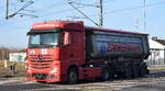 Zimmermann-Gruppe Süd GmbH & Co. KG mit einem Sattelkipper mit MB ACTROS 1846 Zugmaschine am 18.12.25 Bahnübergang Bahnhof Rodleben.