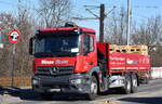 Hinze Stahl & Service GmbH mit einem MB ANTOS 2536 Transport-LKW (Selbstlader) am 03.03.25 Berlin Marzahn.