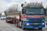 Die Fa. JAHNKE Sped. und Transport GmbH mit einem Schwertransport mit Begleitwagen mit MB 2548 Zugmaschine mit Transportbrücke mit langem Betonfertigteil beladen als Auflieger am 31.03.16 Berlin-Marzahn.