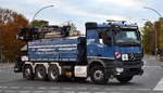 THERMO HESSE Transport & Service GmbH mit einem MB AROCS 3243 Spezial-Kipper f�r Asphalt (Selbstlader) am 27.10.26 Einfahrt Berlin Westhafen.