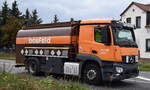Baufeld Oel GmbH mit einem MB ACTROS 1835 Tanklaster am 01.10.25 Höhe Bahnübergang Rodleben.