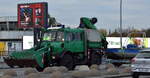 Das Polizeifahrzeug mit dem Kennzeichen B-31587 ist ein Mercedes-Benz Unimog U 5000 der Berliner Bereitschaftspolizei, der als Zugmaschine mit Ladekran (ZumiLa) genutzt wird, hier mit H�ger mit Mehrzweckboot der 1. Bereitschaftspolizeiabteilung (1-BP ...