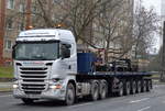 Schwertransport der Fa. MAXIKraft mit Scania R560 V8 Zugmaschine mit Ladebrückenauflieger mit Gewichten für einen Hochkran u.a. am 23.01.17 Berlin-Marzahn.