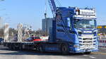 Gewerblicher Güterkraftverkehr, Dieter Schumacher GbR mit einem Schwerlast-Sattelzug mit unbeladener Tiefladebrücke u. Scania Zugmaschine am 03.03.25 Berlin Marzahn.