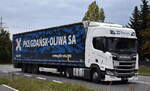 PKS Gdańsk-Oliwa SA (Polen) mit einem Sattelzug mit SCANIA R 450 Zugmaschine am 01.10.25 Höhe Bahnübergang Rodleben.
