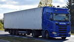Assmann (Transport) Logistik GmbH mit einem Sattelzug mit neuerer SCANIA SUPER 560 S Zugmaschine am 13.10.25 Höhe Bahnübergang Rodleben.