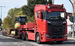 SST Spedition GmbH (Berlin) mit einem Baumaschinentransport mit SCANIA S580 Zugmaschine mit Ladebr�cke als Trailer mit KOMATSU Raupe beladen am 14.10.26 Brandenburg (Stadt).