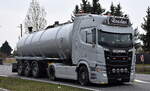 Rosslau? Fuhrunternehmen? mit einem tollen SCANIA SUPER (Zugmaschine) Tanksattelzug am 24.03.26 Bahnübergang Rodleben.