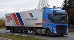 Nickel & Goeldner Spedition GmbH mit einem Sattelzug mit neuerer VOLVO FH Zugmaschine am 04.11.25 Bahnübergang Bahnhof Rodleben.