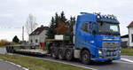 Kurt Vetter Transporte & Baustoffe mit Sattelzug mit Tiefladebrücke und VOLVO FH16 Schwerlastzugmaschine am 04.11.25 Bahnübergang Bahnhof Rodleben.