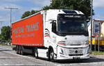 Die polnische Spedition HOJCZAK-TRANS mit einem Sattelzug mit neuer VOLVO FH 500 Zugmaschine am 10.07.26 Brandenburg (Stadt).