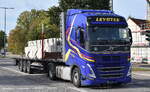 Die slowenische Spedition LEVSTEK transport �pedicija, trgovina in storitve d.o.o. mit einem Sattelzug mit Betonfertigteilen beladen mit VOLVO FH I-SAVE 460 Zugmaschine am 14.10.26 Brandenburg (Stadt). 