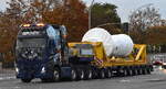BDT-Logistik GmbH mit einem Schwerlastzug (Windrad-Turbine oder sowas?) mit einer vierachsigen, ich denke mal VOLVO FH 16 Schwerlastzugmaschine? �ltere Version am 27.10.26 H�he Berlin Beusselbr�cke mit zwei Sicherungsbegleitwagen!!!