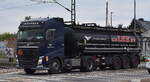 VERVAEKE GOUPE (Belgien) mit einem deutschen Tank-Sattelzug mit VOLVO FH Zugmaschine, Tankinhalt lt. UN-Nr.: 80/3264 = Ätzender, saurer, anorganischer, flüssiger Stoff, N.A.G.  am 01.10.25 Höhe Bahnübergang Rodleben. 