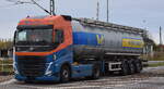 Die tschechische Unitrans Bohemia s.r.o mit einer VOLVO FH 460 I-SAVE Zugmaschine mir einem Tankaufleger der Wemmers Tanktransport GmbH (nur für Lebensmittel) am 04.11.25 Bahnübergang Bahnhof Rodleben.